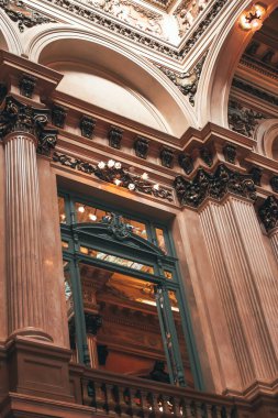 Klasik mimari tiyatro binasının içi. 