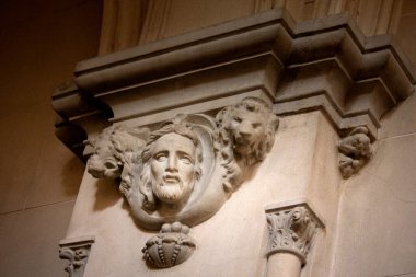 Antika binanın detaylarını yakından çek. 