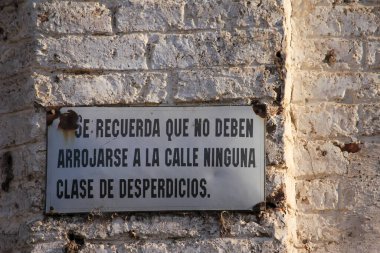 Eski kasabadaki sokak tabelası