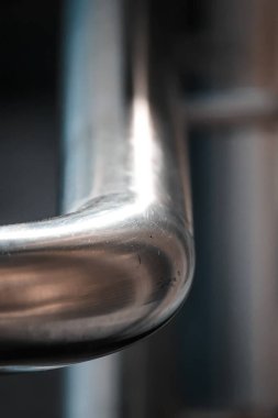 Metal bir boruya yakın.