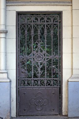 Şehrin eski ahşap kapısı.