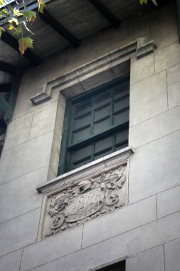 Şehirdeki eski binanın dış görünüşü