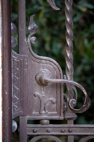Παλιά Ξύλινη Πόρτα Μεταλλική Λαβή — Φωτογραφία Αρχείου