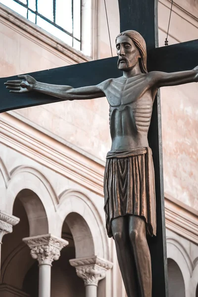 Christus Aan Het Kruis Blik Het Interieur Van Katholieke Kerk — Stockfoto