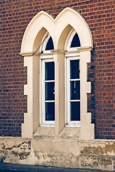 城市红砖建筑的旧的白色窗户 — 图库照片