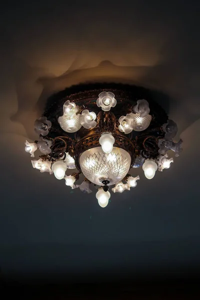 Bellissimo Lampadario Lusso Soffitto — Foto Stock