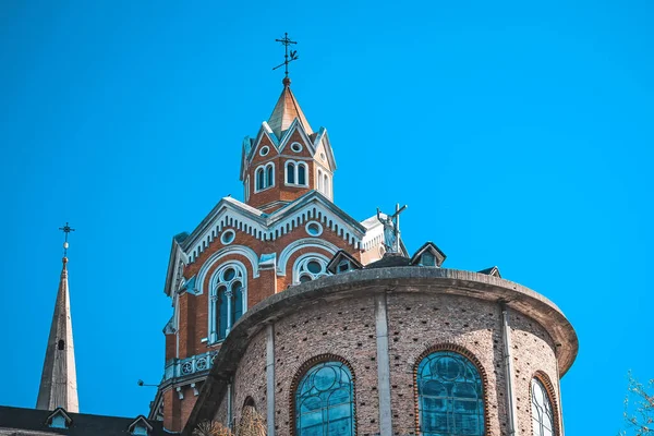 Vista Una Hermosa Iglesia Católica Sobre Cielo Azul —  Fotos de Stock