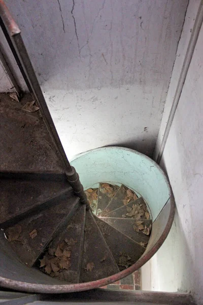 古い廃屋の金属製の階段 — ストック写真