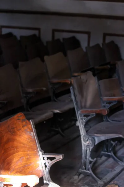 Εσωτερικό Παλιές Βρώμικες Καρέκλες — Φωτογραφία Αρχείου
