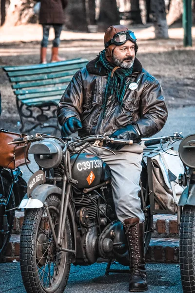 Homem Com Uma Moto Uma Barba Fundo Rua — Fotografia de Stock