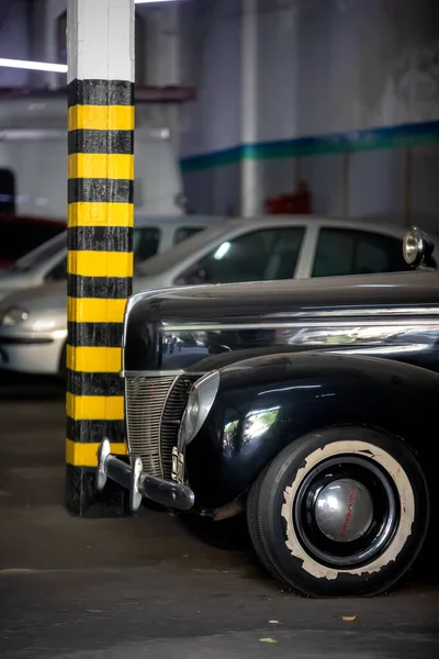 Vieille Voiture Rétro Sur Parking Souterrain — Photo