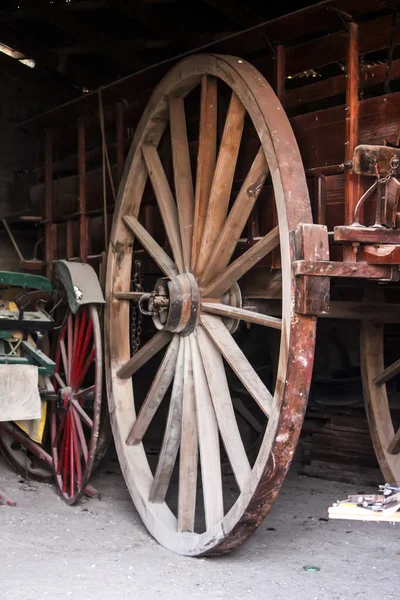 有轮子的旧木车 — 图库照片