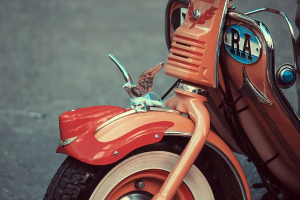 Красный Мотоцикл Припаркован Улице — стоковое фото