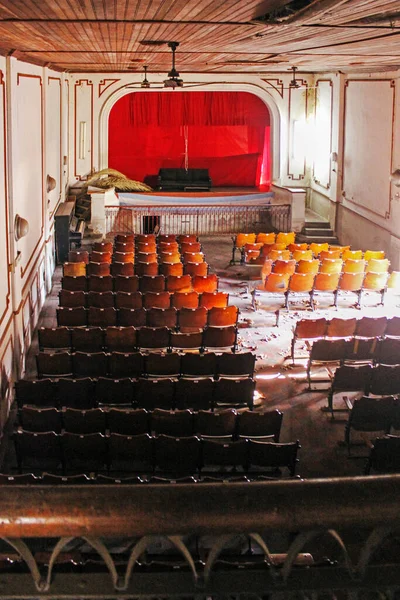 Εσωτερικό Παλιού Θεάτρου Σκηνή Και Ξύλινες Καρέκλες — Φωτογραφία Αρχείου