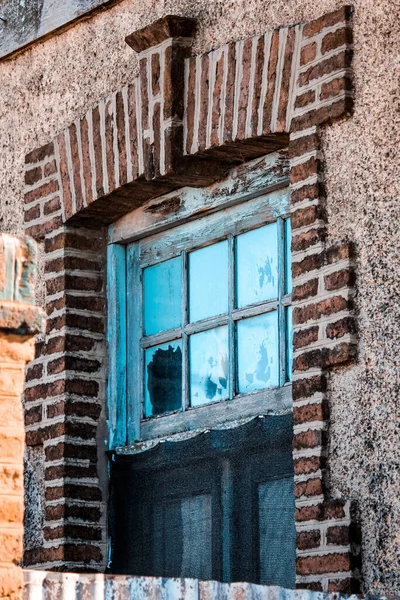 Старая Кирпичная Стена Окном — стоковое фото