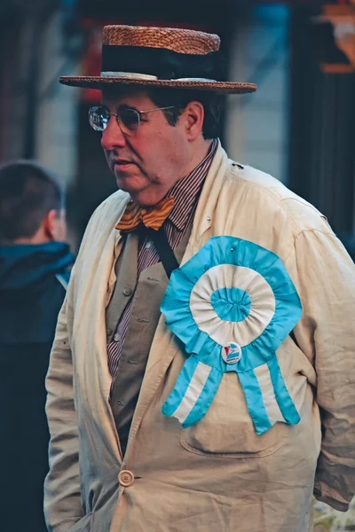 Man Met Een Hoed Bril Die Straat Loopt — Stockfoto