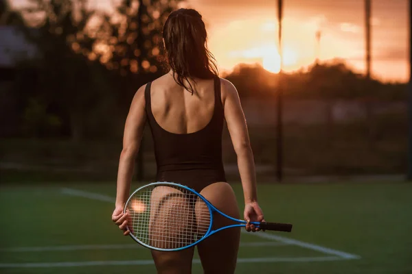 Flicka Med Mörkt Hår Poserar Tennisbana Med Tennisracket Och Bär — Stockfoto