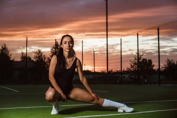 Flicka Med Mörkt Hår Poserar Tennisbanan Svart Bodysuit Mot Bakgrund — Stockfoto