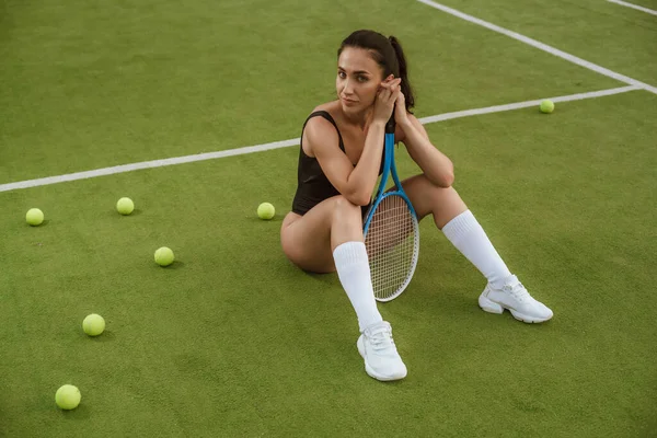 Siyah Saçlı Bir Kız Tenis Kortunda Tenis Raketiyle Poz Veriyor — Stok fotoğraf