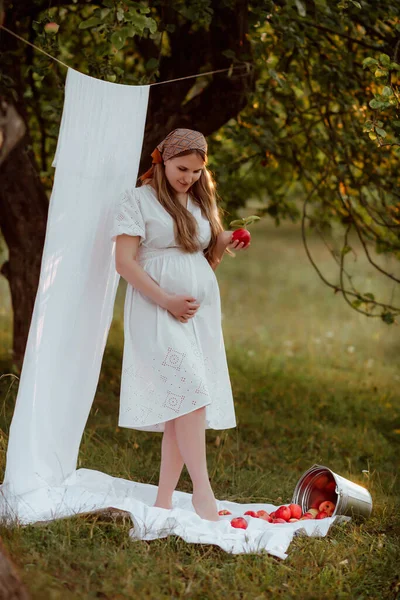 Беременная Девушка Белом Платье Позирует Белом Фоне Саду — стоковое фото