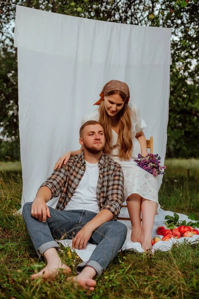 Uma Menina Grávida Vestido Branco Seu Marido Uma Camisa Posar — Fotografia de Stock