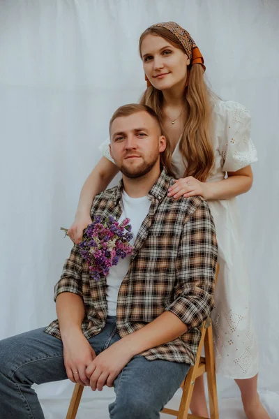 Una Chica Embarazada Vestido Blanco Marido Una Pose Camisa Sobre — Foto de Stock