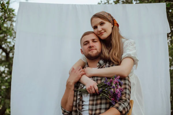 Una Chica Embarazada Vestido Blanco Marido Una Pose Camisa Sobre — Foto de Stock