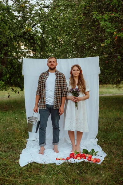 Eine Schwangere Frau Einem Weißen Kleid Und Ihr Mann Einem — Stockfoto
