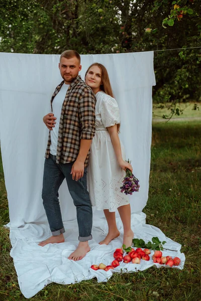 Uma Menina Grávida Vestido Branco Seu Marido Uma Camisa Posar — Fotografia de Stock