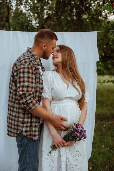 Egy Terhes Lány Fehér Ruhában Férje Egy Ingben Pózol Egy — Stock Fotó