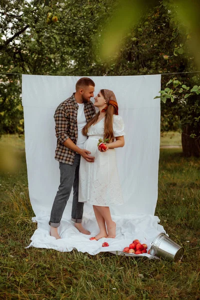 Eine Schwangere Frau Einem Weißen Kleid Und Ihr Mann Einem — Stockfoto