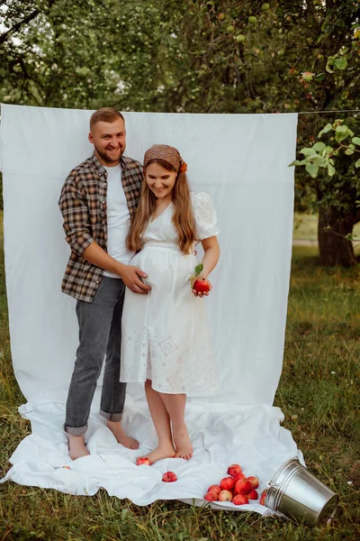 Μια Έγκυος Κοπέλα Λευκό Φόρεμα Και Σύζυγός Της Πουκάμισο Ποζάρουν — Φωτογραφία Αρχείου