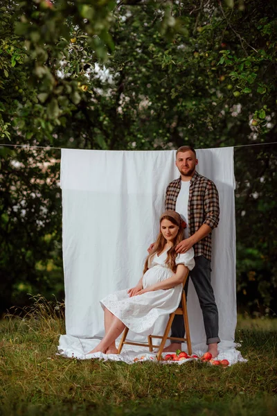 Seorang Gadis Hamil Dengan Gaun Putih Dan Suaminya Dalam Kemeja — Stok Foto