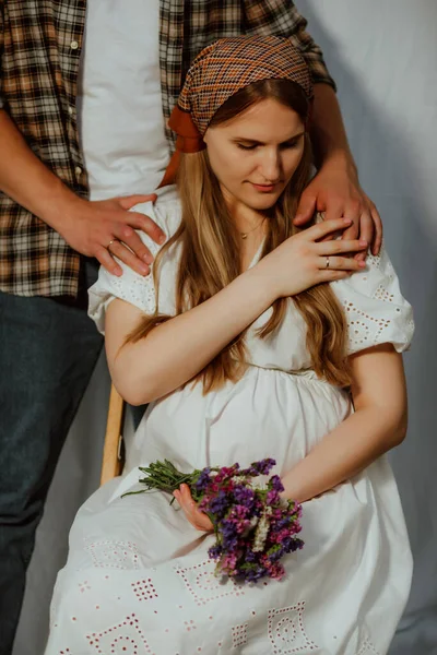 Una Chica Embarazada Vestido Blanco Marido Una Pose Camisa Sobre — Foto de Stock