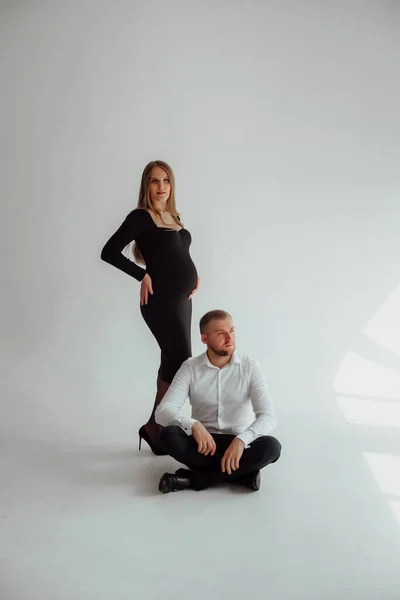 Feliz Casal Fundo Branco Estúdio Uma Menina Grávida Seu Marido — Fotografia de Stock