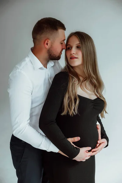 Feliz Casal Fundo Branco Estúdio Uma Menina Grávida Seu Marido — Fotografia de Stock