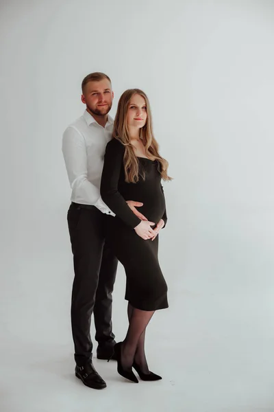 Feliz Casal Fundo Branco Estúdio Uma Menina Grávida Seu Marido — Fotografia de Stock