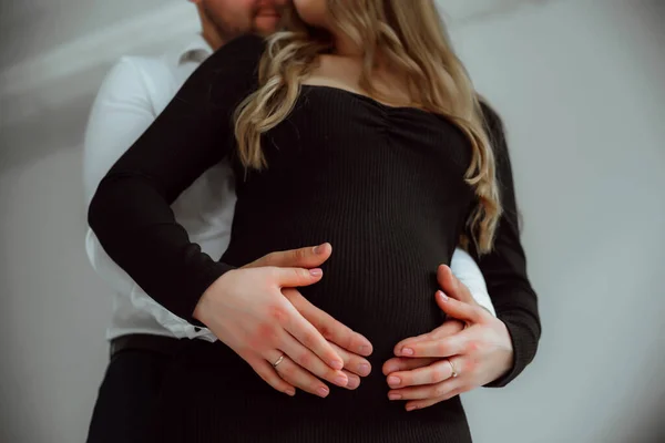 Ευτυχισμένο Παντρεμένο Ζευγάρι Λευκό Φόντο Στο Στούντιο Μια Έγκυος Κοπέλα — Φωτογραφία Αρχείου