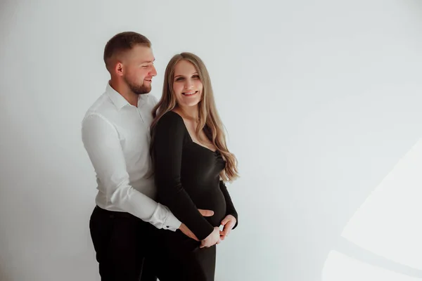 Feliz Casal Fundo Branco Estúdio Uma Menina Grávida Seu Marido — Fotografia de Stock