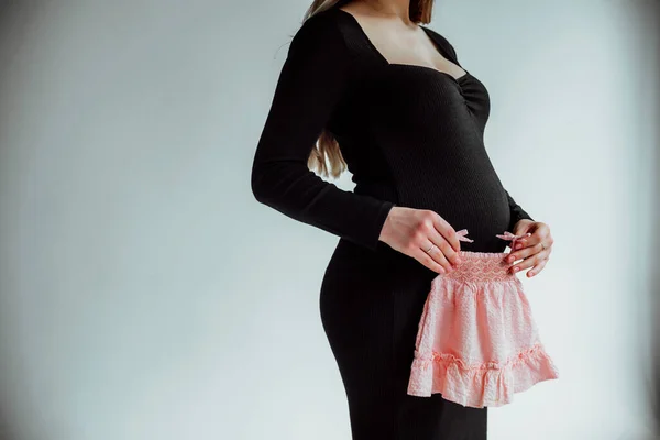 Έγκυος Κοπέλα Στο Στούντιο Στο Φόντο Ενός Γκρίζου Τοίχου — Φωτογραφία Αρχείου