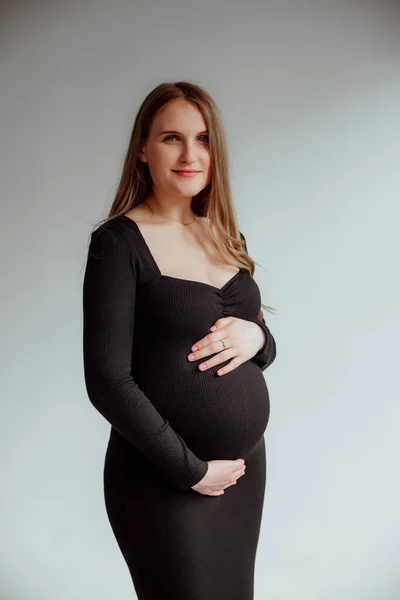 Zwanger Meisje Studio Achtergrond Van Een Grijze Muur — Stockfoto