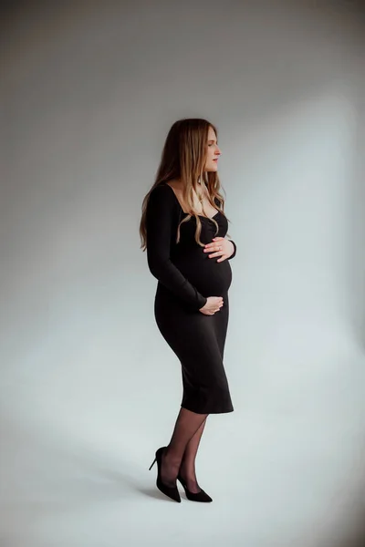Zwanger Meisje Studio Achtergrond Van Een Grijze Muur — Stockfoto