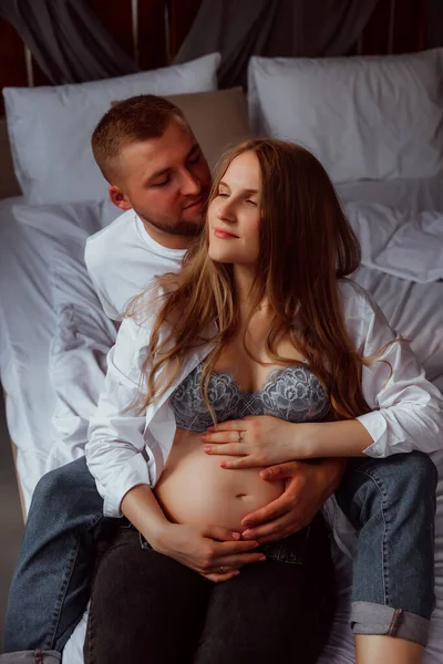 Feliz Casal Fundo Branco Estúdio Uma Menina Grávida Seu Marido — Fotografia de Stock