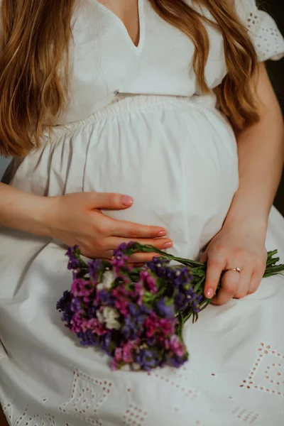 Девушки Руках Цветы Беременная Девушка Белом Платье — стоковое фото