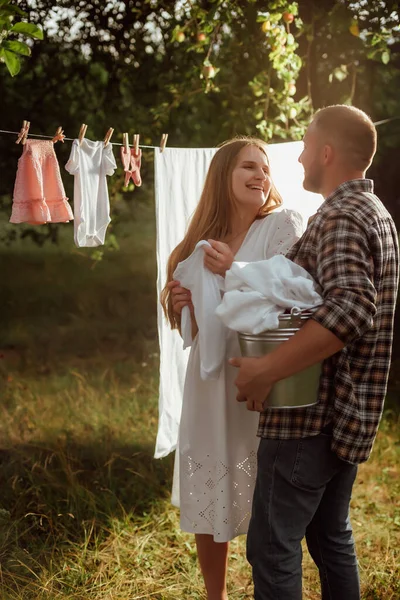 Una Chica Embarazada Vestido Blanco Cuelga Ropa Bebé Jardín Con — Foto de Stock