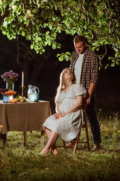 Eine Schwangere Weißen Kleid Und Ihr Mann Hemd Sitzen Bei — Stockfoto
