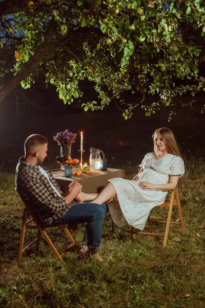 Eine Schwangere Weißen Kleid Und Ihr Mann Hemd Sitzen Bei — Stockfoto