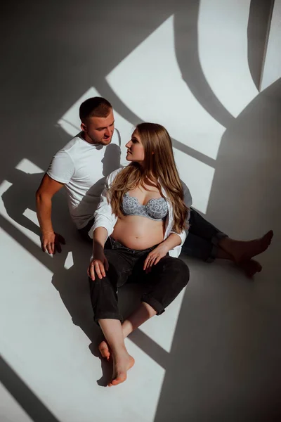 Glückliches Ehepaar Auf Weißem Hintergrund Atelier Eine Schwangere Und Ihr — Stockfoto