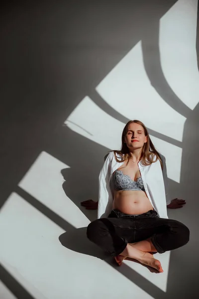 Μια Έγκυος Στο Στούντιο Κάθεται Στο Πάτωμα Μπροστά Από Παράθυρο — Φωτογραφία Αρχείου