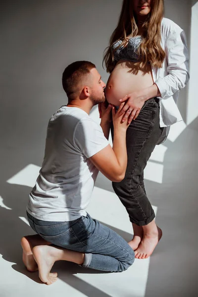 Feliz Casal Fundo Branco Estúdio Uma Menina Grávida Seu Marido — Fotografia de Stock